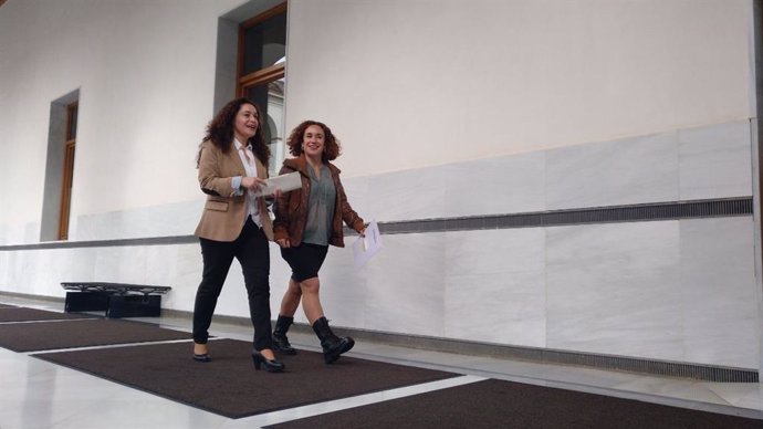 Las diputadas de Adelante Andalucía Inmaculada Nieto y Ana Naranjo, en los pasillos del Parlamento andaluz (Foto de archivo).