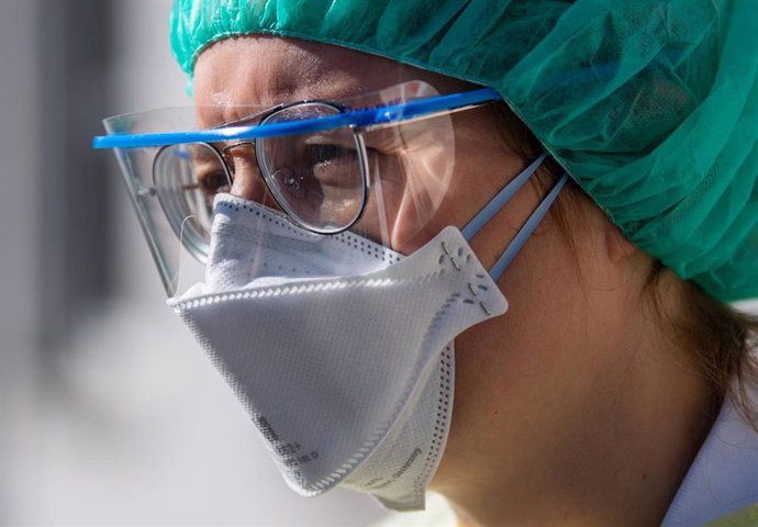 Personal sanitario con mascarilla y gafas de protección, en una imagen de archivo