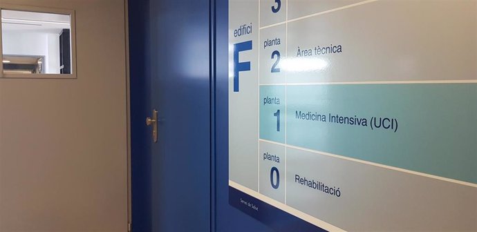 Un cartel indicando la entrada a medicina intensiva (UCI) en Can Misses.