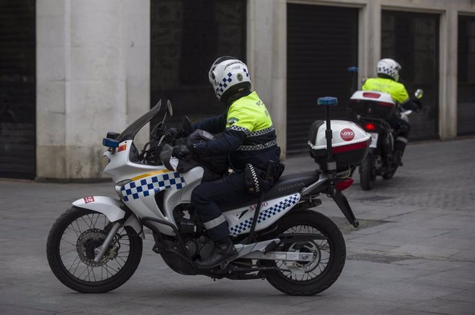La Policia Local transita las calles del centro durante el cuarto día laborable del estado de alarma