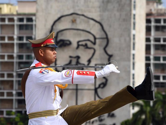 Militar en la Plaza de la Revolución de La Habana (Imagen de archivo)