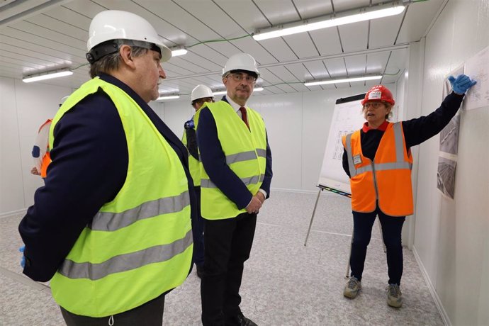 El presidente de Aragón, Javier Lambán, visita la instalación de un hospital de campaña en Feria Zaragoza con el presidente de esta institución, Manuel Teruel.