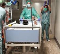 Adrián, de 23 años, primer paciente con coronavirus que pasa de UCI a planta en el Hospital Costa del Sol