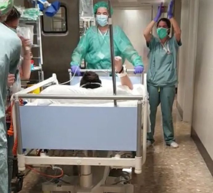 El joven Adrián, primer paciente trasladado de la UCI a planta en el Hospital Costa del Sol