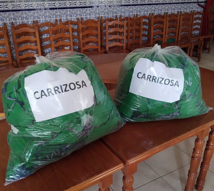 Carrizosa ya ha entregado a centros sanitarios sus primeras 2.500 mascarillas, y sigue confeccionando más