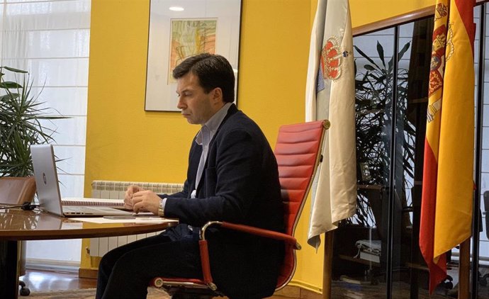 O secretario xeral do PSdeG, Gonzalo Caballero, nunha videoconferencia con outros líderes políticos galegos.