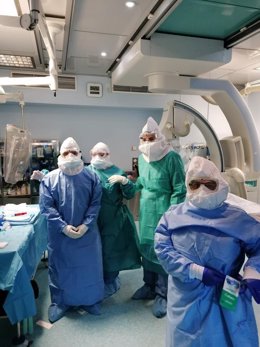 Profesionales del Puerta del Mar tras operar a un paciente con icuts y Covid-19