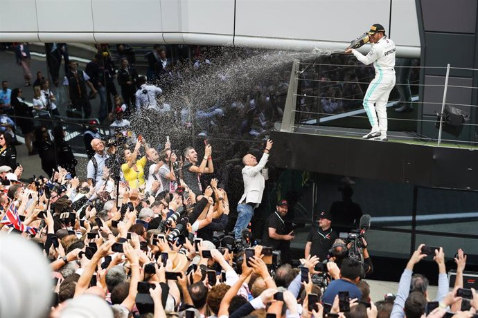 Lewis Hamilton celebra con los aficionados su victoria en el GP Gran Bretaña 2019