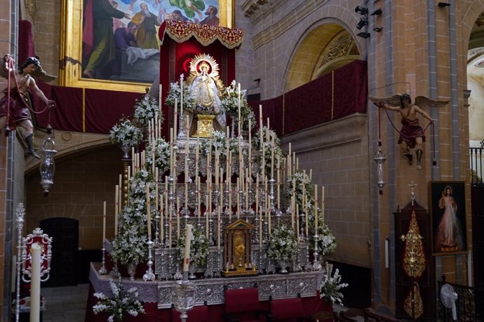 La Virgen de Montemayor, en su altar.