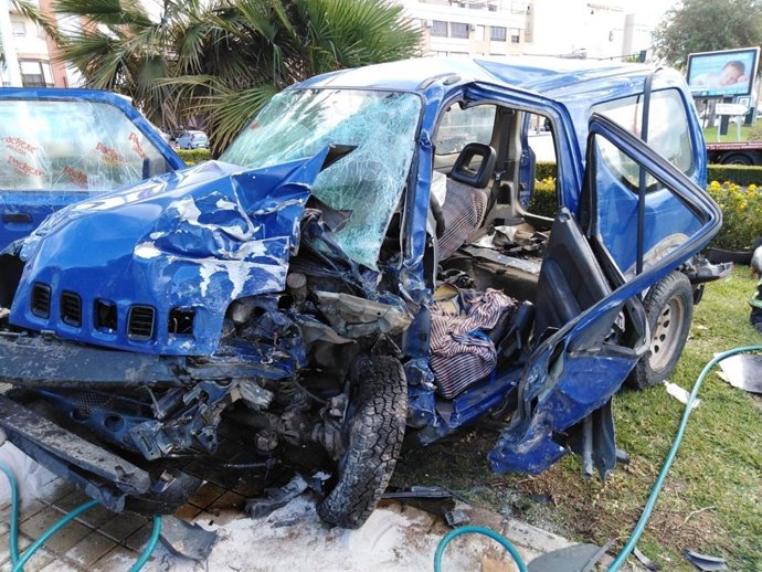 Vehículo siniestrado en la rotonda de Pescadería (Almería)