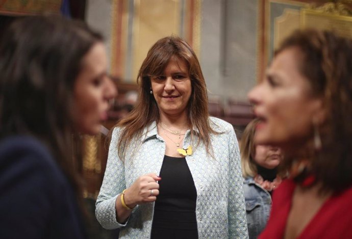 La portavoz de Junts per Catalunya en el Congreso, Laura Borrs, observa una conversación en la Cámara Baja entre las ministras Irene Montero y María Jesús Montero