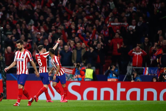 Saúl Ñíguez celebra el gol de l'Atltic de Madrid davant el Liverpool en un partit de la Lliga de Campions 2019-2020