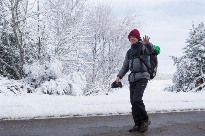 Un peregrino camina con dificultad entre la nieve hacia Santiago de Compostela por el camino francés, en el municipio de  Pedrafita do Cebreiro, en Lugo-País Vasco (España), a 17 de diciembre de 2019.