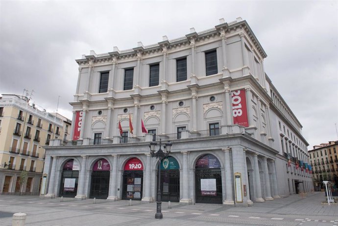 Fachada del Teatro Real en la Plaza de Isabel II o Plaza de Ópera, vacía durante el estado de alarma decretado por el coronavirus, en Madrid (España), a 16 de marzo de 2020.
