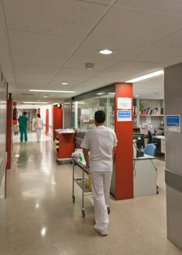 Profesioales sanitarios en los pasillos del Hospital Virgen del Rocío de Sevilla