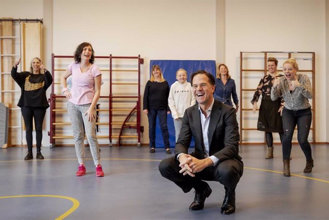 Mark Rutte visita una escuela