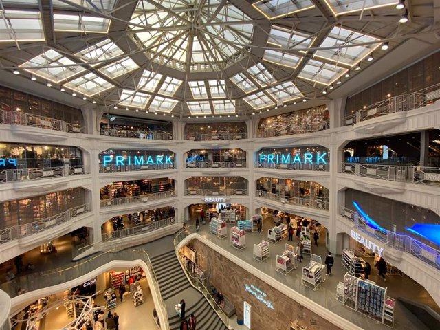 Tienda de cinco plantas en Primark Gran Vía, tras incrementar un 1,5% el sueldo de sus empleados en España, en Madrid a 07 de febrero de 2020.