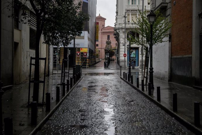 Una céntrica calle de Madrid vacía donde las temperaturas han bajado estrepitosamente durante el segundo día de la entrada en vigor de la limitación total de movimientos salvo de los trabajadores de actividades esenciales, medida adoptada ayer por el Go