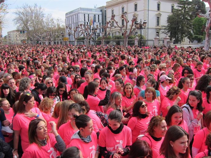 Logroño  se ha teñido de rosa gracias a las cerca de 9.000 mujeres que han participado en la III Carrera de la Mujer por la Investigación