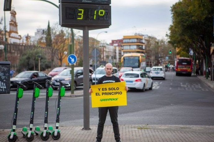 Imágenes de Greenpeace con un termómetro de Sevilla marcando 31 grados en marzo