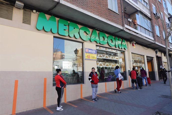 Varias personas esperan para poder entrar a comprar en un supermercado Mercadona de Madrid en plena crisis sanitaria por coronavirus donde los españoles llevan confinados en sus hogares casi dos semanas, en Madrid (España), a 26 de marzo de 2020.