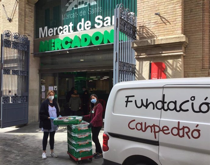 Donación de Mercadona, en el Mercado de Sants (Barcelona), al comedor social Fundación Canpedró
