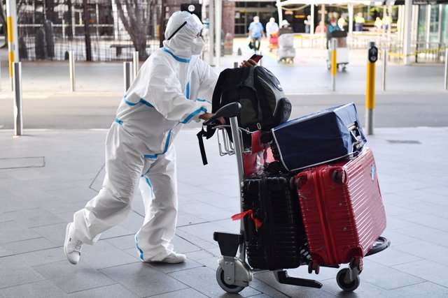 Un turista llega al aeropuerto de Sídney durante la crisis del coronavirus.