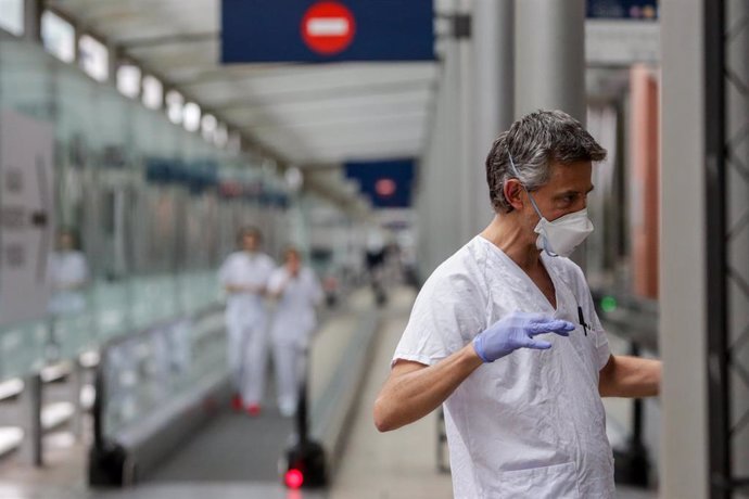 Sanitario protegido con una mascarilla y guantes de protección en el Hospital temporal de la Comunidad de Madrid habilitado en IFEMA para pacientes con coronavirus, en Madrid (España) a 31 de marzo de 2020.