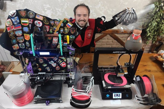 El tuno Sergio Santamaría, junto a las impresoras 3D en las que produce pantallas faciales.