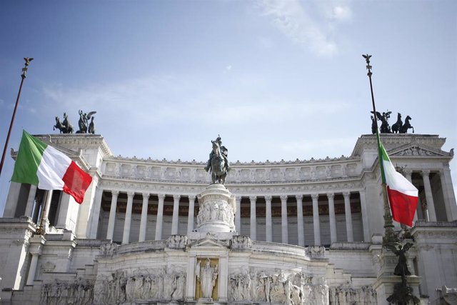Banderas a media asta en el monumento a Victorio Manuel en Roma