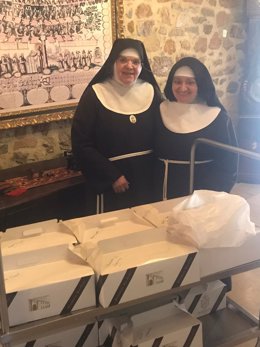 Monjas de la comunidad de las Claras con los dulces elaborados en el convento.