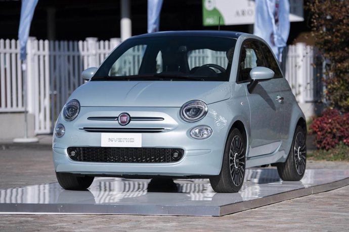 Imagen de un Fiat 500 híbrido. 