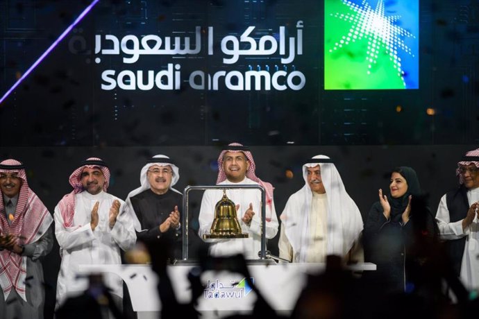 dpatop - 11 December 2019, Saudi Arabia, Riyadh: The state-owned Saudi Arabian oil company Aramco and stock market officials celebrate during the official ceremony marking the debut of the IPO of Aramco on the Riyadh Stock Exchange. Saudi oil giant Aram