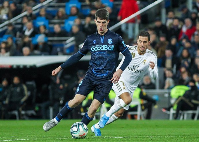 Aritz Elustondo conduce el balón ante Eden Hazard en un Real Madrid-Real Sociedad