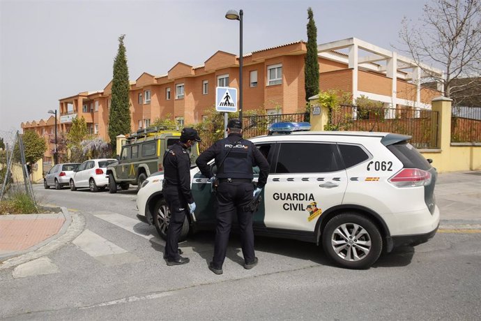 Policías nacionales y Guardias Civiles colaboran con los  miembros de la UME en la residencia de mayores de La Zubia (Granada) para desinfectar por Coronavirus- AC-1. La Zubia (Granada) a 19 de marzo del 2020