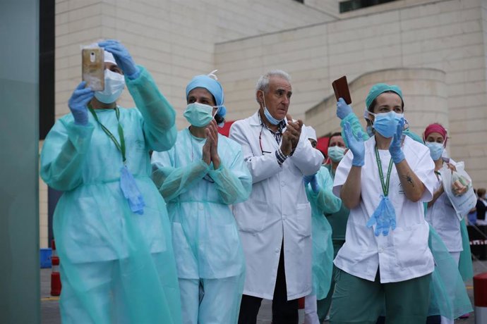 Personal sanitario agradecen al  gremial de taxistas de Granada el detalle de acudir  al hospital del PTS para aplaudir a los sanitarios. Granada a 31 de marzo del 2020