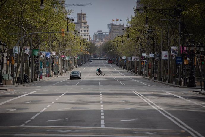 Passeig de Gracia, prcticament buit durant el primer dia laborable de la segona setmana des que es va decretar l'estat d'alarma al país a conseqüncia del coronavirus, a Barcelona/Catalunya (Espanya) a 23 de mar de 2020.