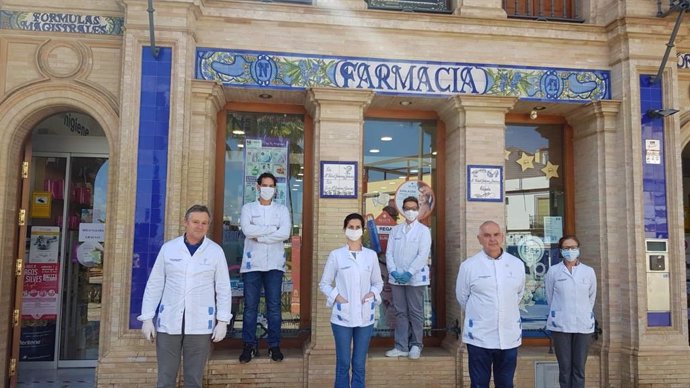 Farmacéuticos guardan un minuto de silencia por los ocho compañeros fallecidos en toda España por el Covid-19