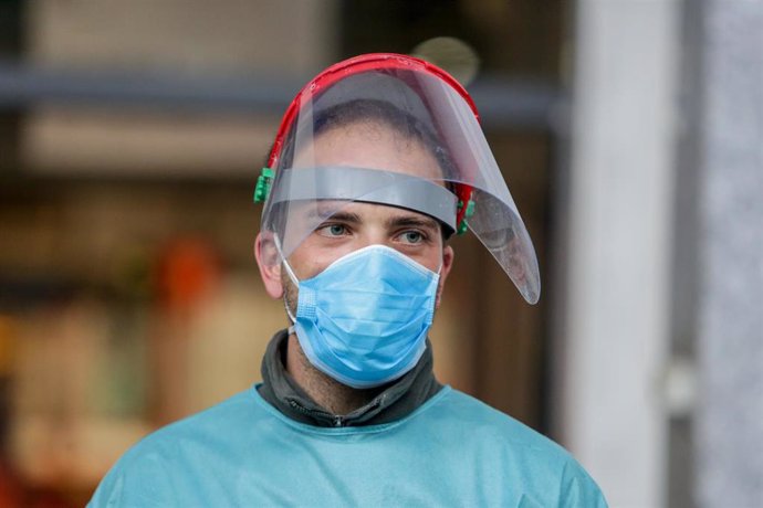 Sanitario protegido con una mascarilla y pantalla protectora en el Hospital temporal de la Comunidad de Madrid habilitado en IFEMA para pacientes con coronavirus, en Madrid.