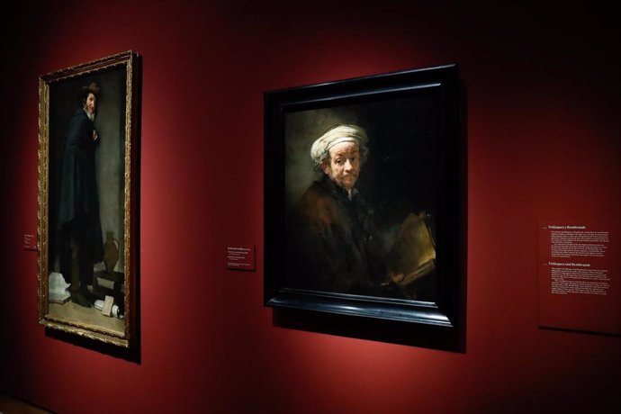 La obra de Rembrandt Van Rijn 'Autorretrato como el apóstol Pablo' (2i) , en la exposición 'Velázquez, Rembrandt, Vermeer. Miradas afines' en el Museo Nacional del Prado.