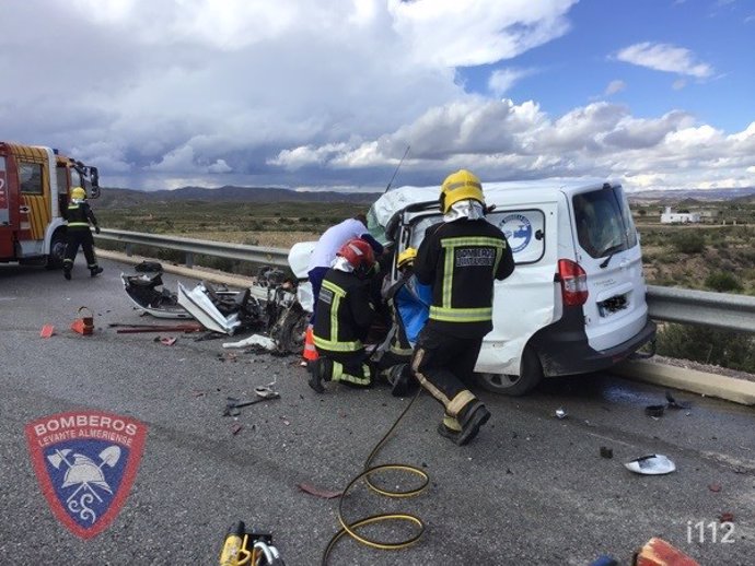 Bomberos intervienen en un accidente de tráfico en Zurgena (Almería)