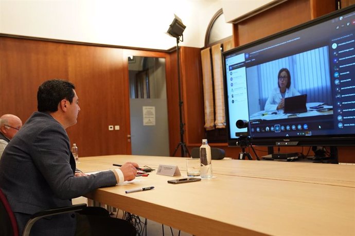 El presidente de la Junta de Andalucía, Juanma Moreno, se reúne por videoconferencia con los gerentes de los hospitales del Servicio Andaluz de Salud (SAS) para abordar la situación del coronavirus