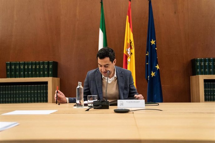 El presidente de la Junta de Andalucía, Juanma Moreno, en una reunión del gabinete de crisis por el coronavirus Covid-19.