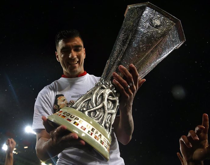 José Antonio Reyes celebra un título de la Europa League con el Sevilla FC.