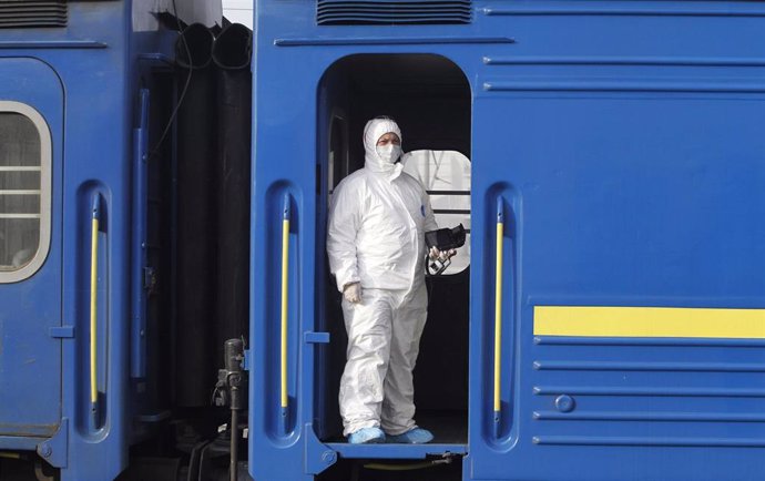 Un funcionario médico comprueba uno de los vagones en los que han sido trasladados ciudadanos ucranianos desde Rusia a Kiev.