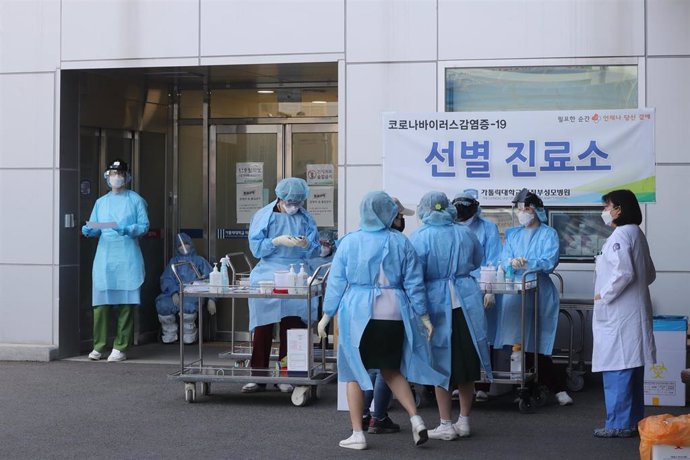 Trabajadores sanitarios de un hospital de la ciudad de Uijeongbu, en el norte de Corea del Sur.