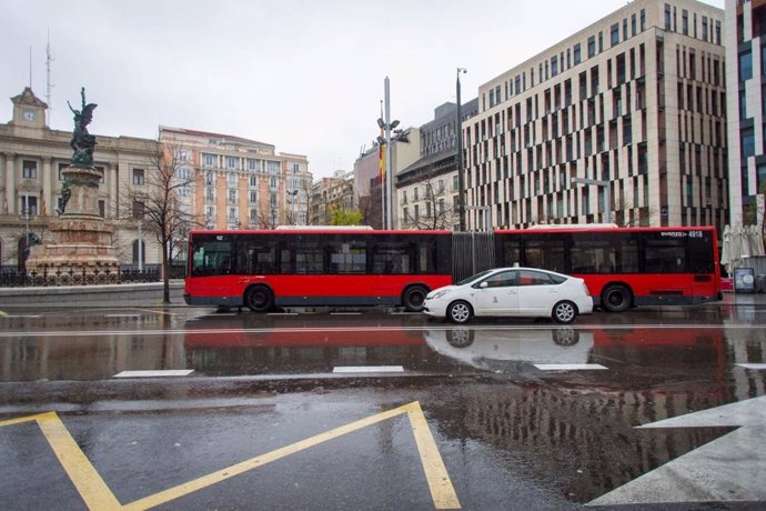 Un autobus y un taxi circulan por el centro de Zaragoza
