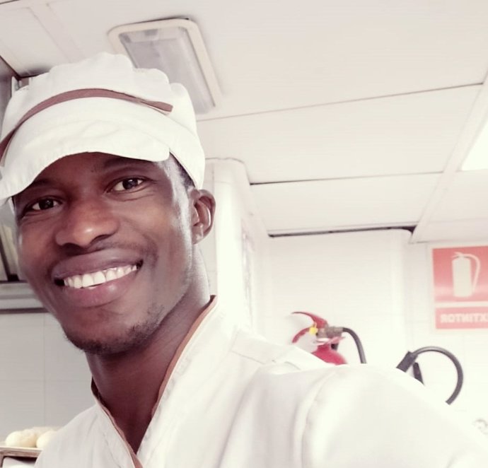 La historia de Souleymane: de ser rescatado por el Open Arms a cocinar en una re