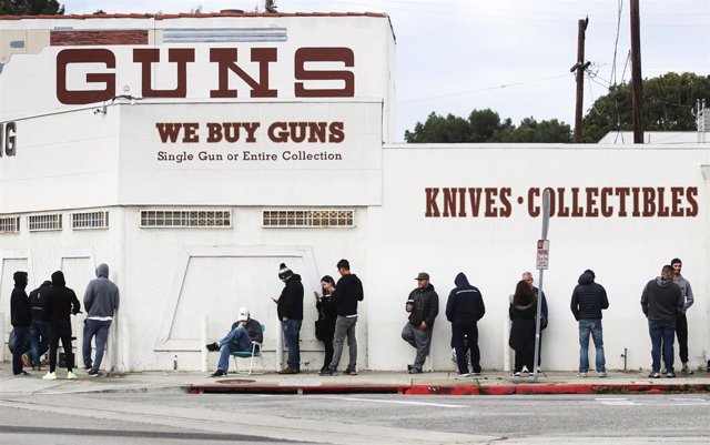 Cola en una tienda de venta de armas en California