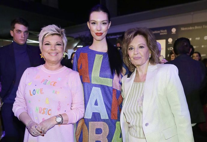 Alejandra Rubio con su madre y su abuela en el pasado desfile de Ágatha Ruiz de la Prada